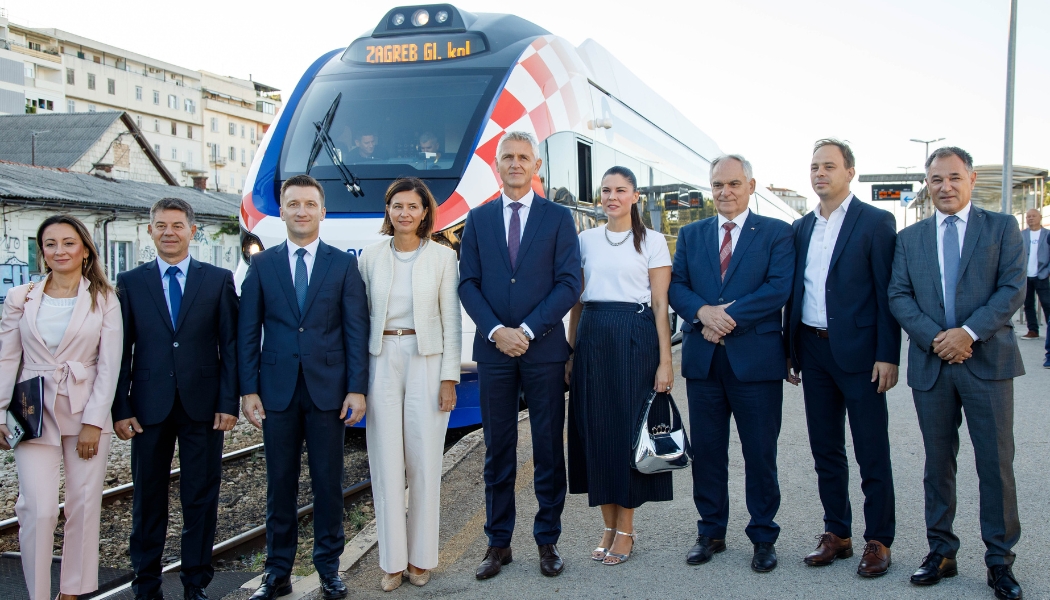 First hybrid electro-diesel train begins service on the Split–Zagreb route