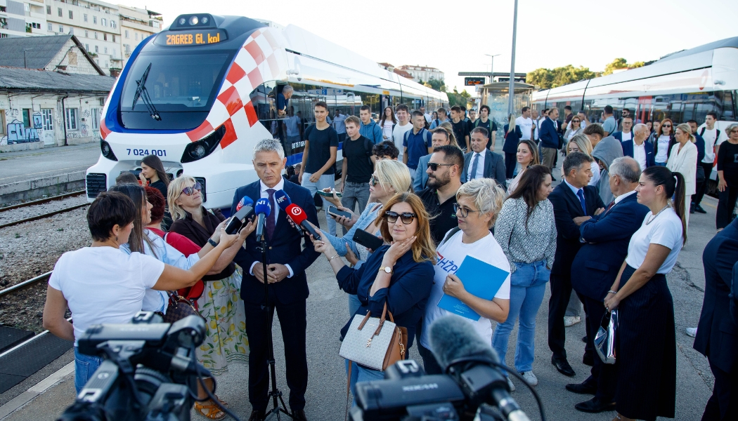 First hybrid electro-diesel train begins service on the Split–Zagreb route