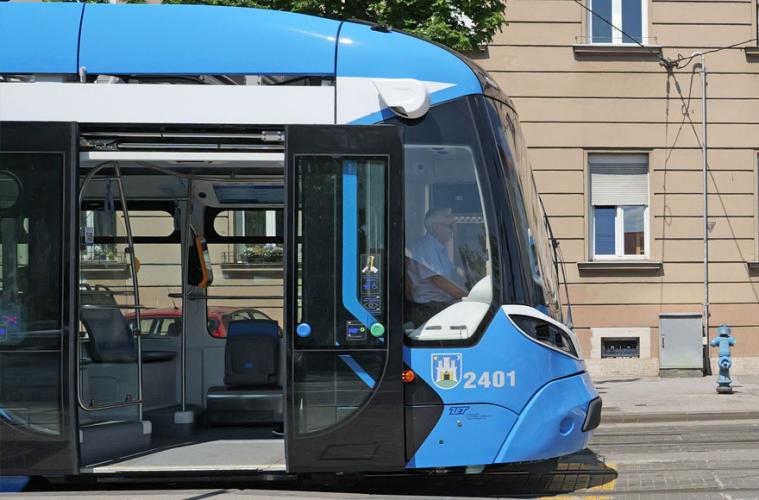 Low-floor tram