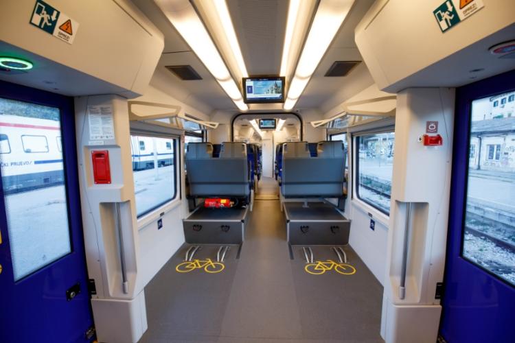 First hybrid electro-diesel train begins service on the Split–Zagreb route