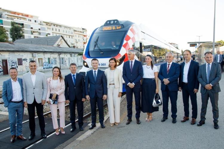 First hybrid electro-diesel train begins service on the Split–Zagreb route