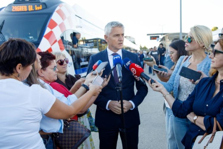 First hybrid electro-diesel train begins service on the Split–Zagreb route