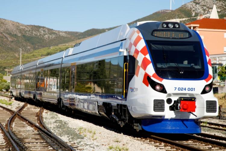 First hybrid electro-diesel train begins service on the Split–Zagreb route
