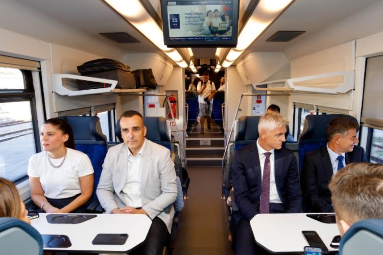 First hybrid electro-diesel train begins service on the Split–Zagreb route