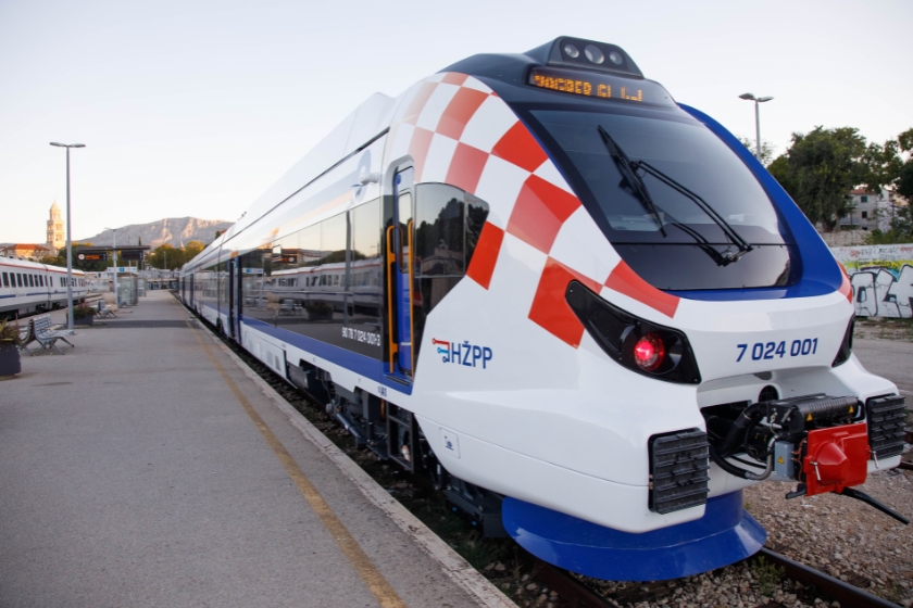 First hybrid electro-diesel train begins service on the Split–Zagreb route